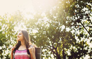 kız sırt çantası ile seyahat 