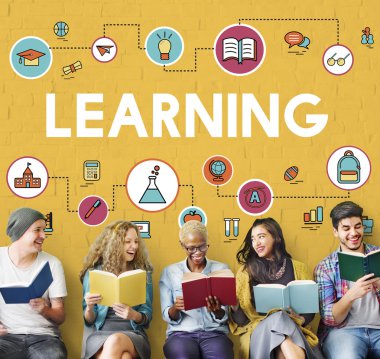 bir grup insan kitap okuma