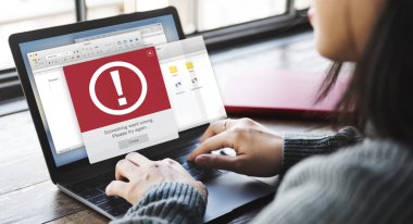 Dizüstü bilgisayarla çalışan kadın