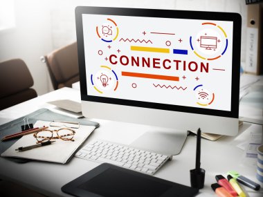 Bilgisayar ofis masasında.