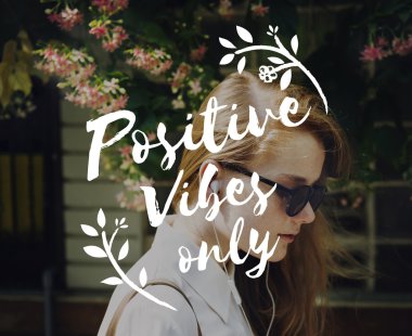 Müzik dinleyen kadın