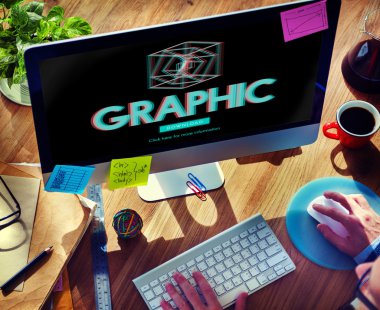 Bilgisayar kullanan adam 