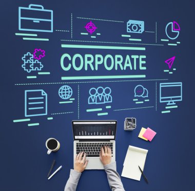 laptop ile çalışan kişi 