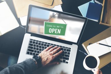 Laptop klavyesinde yazan kişi 