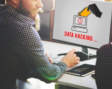 işadamı üstünde bilgisayar veri Hacking ile çalışma