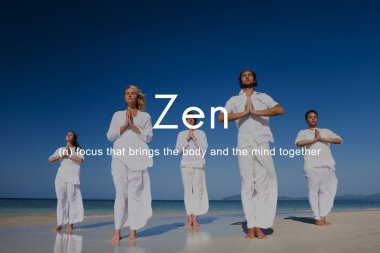 Kumsalda yoga yapmak insanlar