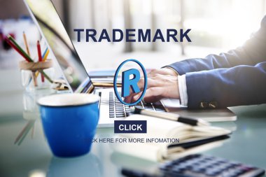 İşadamı dizüstü bilgisayarla çalışıyor