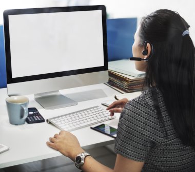 bilgisayarda boş monitörle çalışma iş kadını
