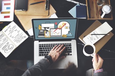Laptop klavyesinde yazan kişi 
