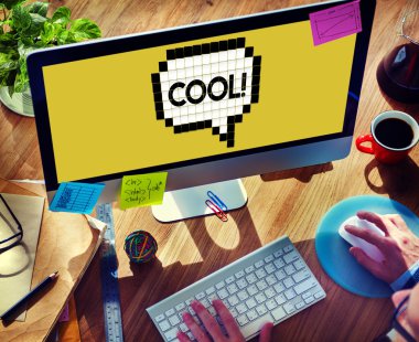 Bilgisayar kullanan adam