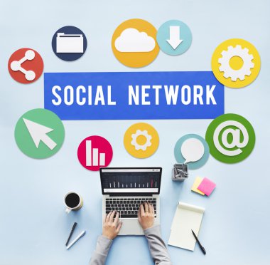 laptop ile çalışan kişi 