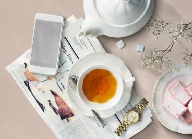 Çay, gazete, seyretmek üstünde okul sırası.