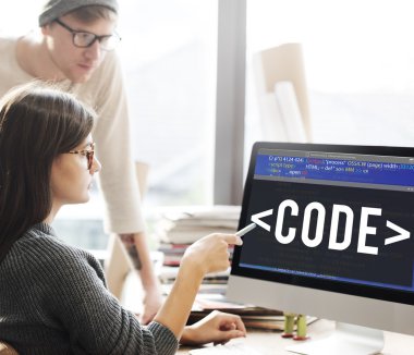 bilgisayar ekranında arayan kişi