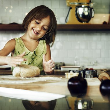 çerez hamur yoğurma kız