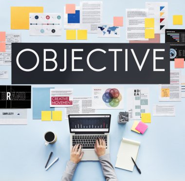 Dizüstü bilgisayar kullanan kadın 