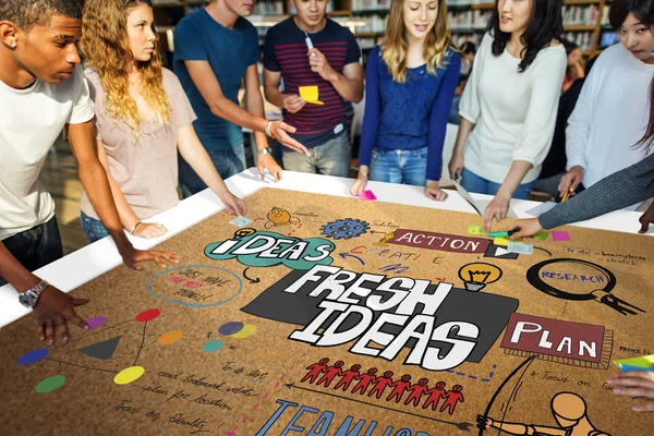 Diversidad grupo de estudiantes en la mesa de trabajo — Foto de Stock