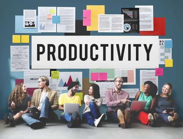Diversidade amigos perto da parede com produtividade — Fotografia de Stock