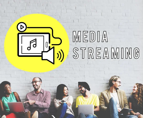 Diversidade amigos perto da parede com Media Streaming — Fotografia de Stock