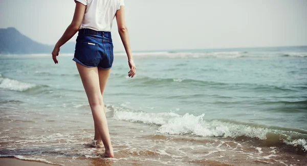 Menina andando na praia — Fotografia de Stock