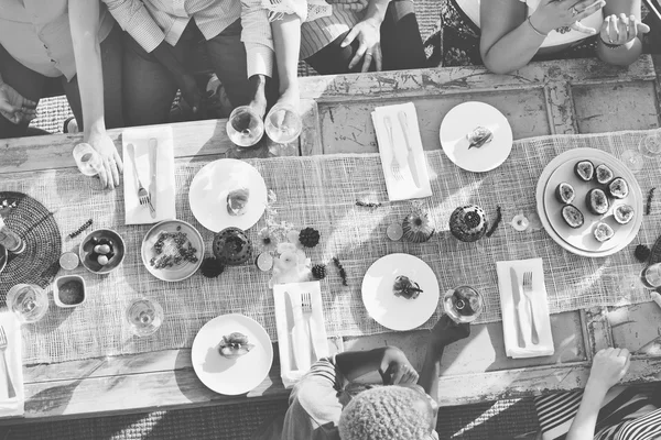 Amigos celebrando e comendo — Fotografia de Stock