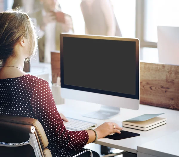 Donna d'affari che lavora su computer con monitor vuoto — Foto Stock