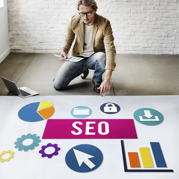 Affärsman arbetar med seo — Stockfoto