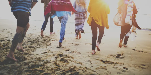 Vänner gå på stranden — Stockfoto