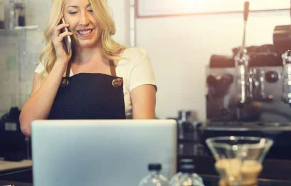 Mujer trabajando con el ordenador portátil en la cafetería — Foto de Stock