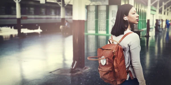 Hermosa mujer con mochila marrón — Foto de Stock