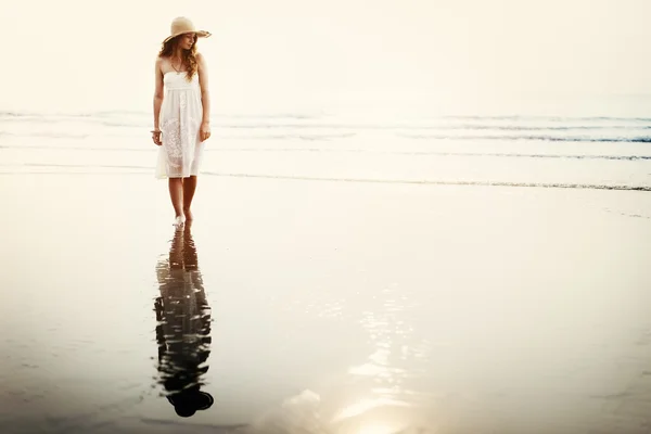 Kvinna stående på stranden — Stockfoto