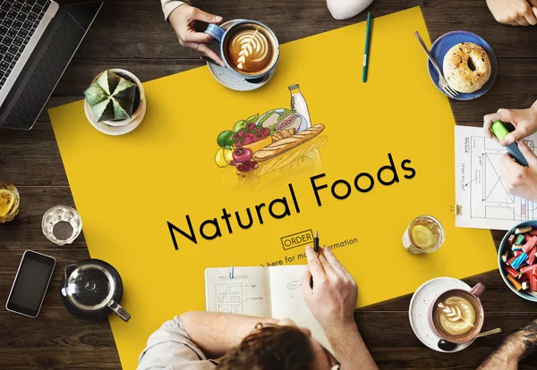 Mesa con cartel con alimentos naturales —  Fotos de Stock