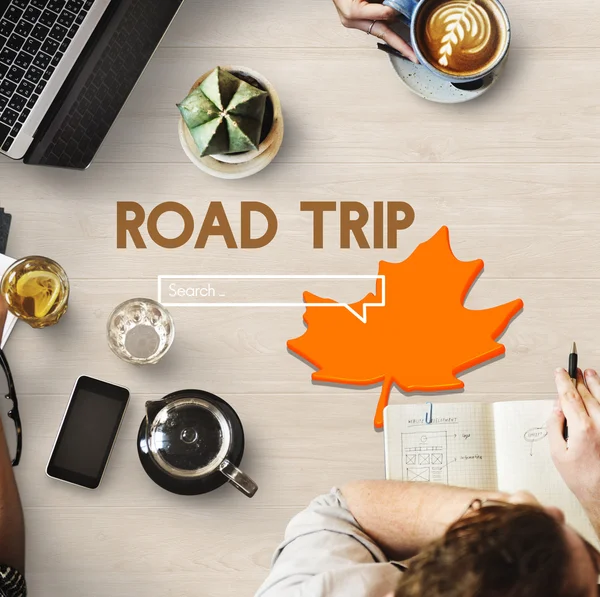 Mesa com cartaz com Road Trip — Fotografia de Stock