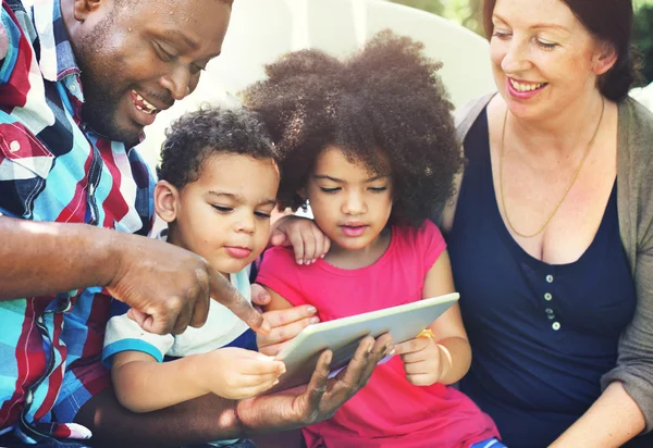 Familjen surfar digital tablet — Stockfoto
