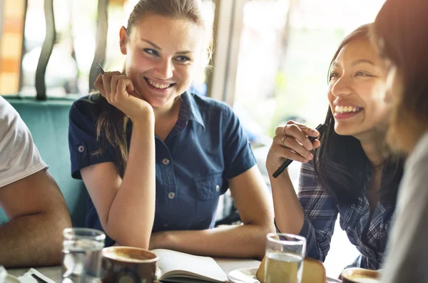 Freunde trinken Kaffee — Stockfoto