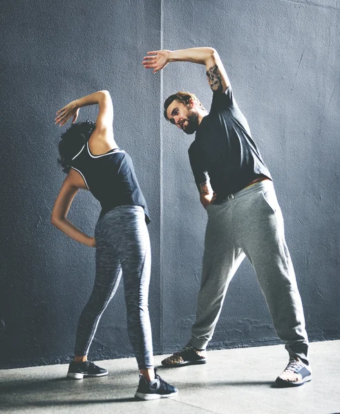 Sportig par göra övningar — Stockfoto