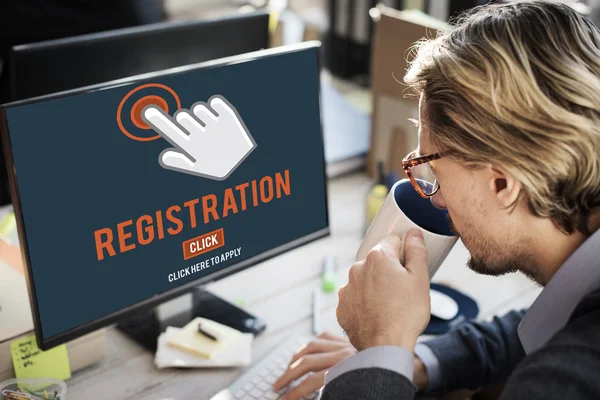 Geschäftsmann arbeitet mit Computer — Stockfoto