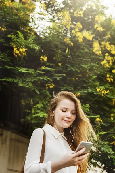 Chica joven usando el teléfono inteligente — Foto de Stock