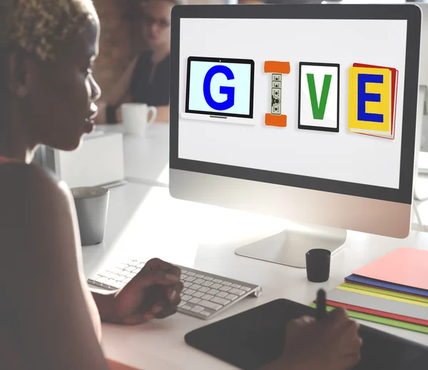 Zakenvrouw werken op de computer met geven — Stockfoto