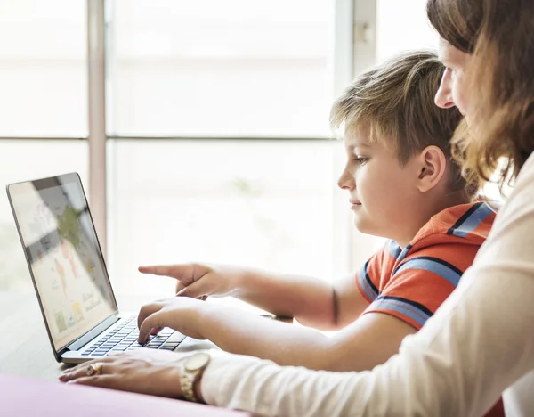 Mutter und Sohn zusammen — Stockfoto