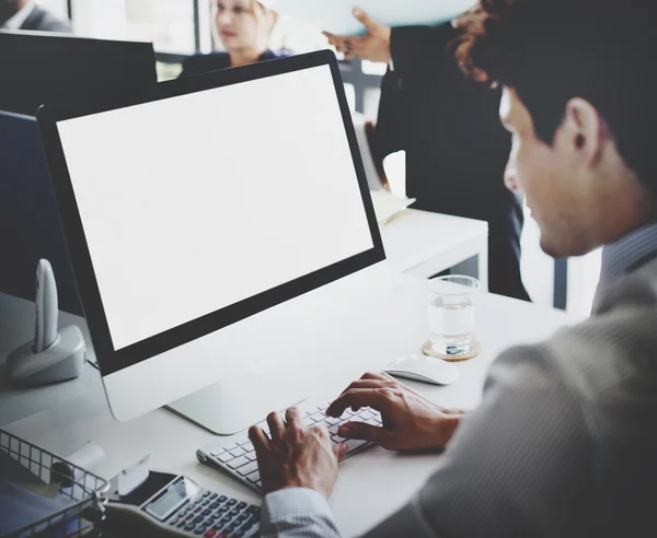 Homem de negócios trabalhando no computador com monitor em branco — Fotografia de Stock