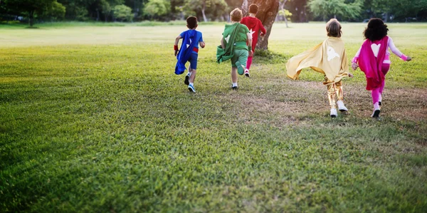 Enfants en costumes de super-héros — Photo