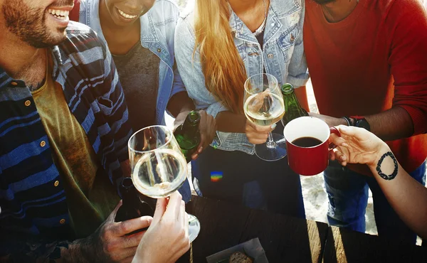 Friends drinking beer outdoors — Stock Photo, Image