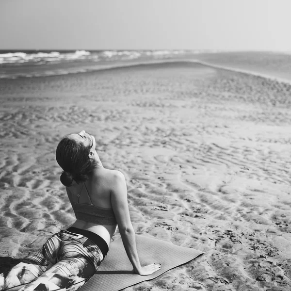 Mujer haciendo yoga en la playa — Foto de Stock