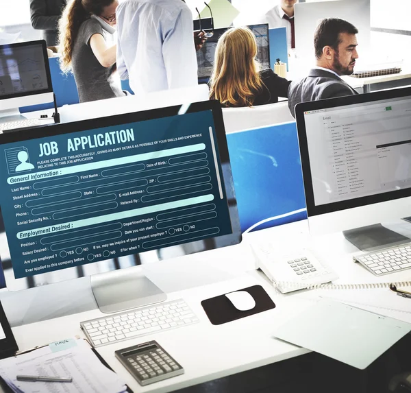 Monitores de computador com aplicação de trabalho — Fotografia de Stock