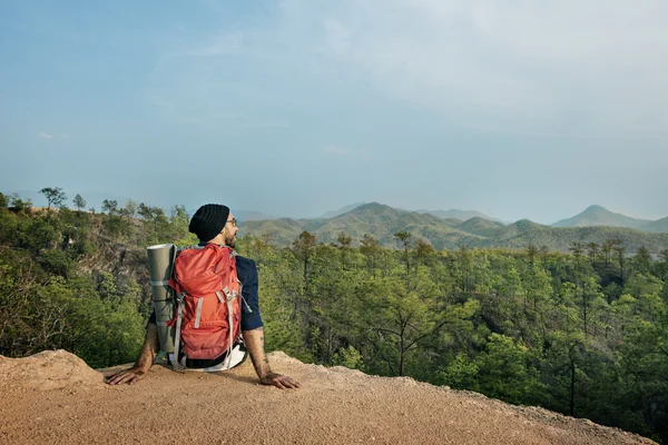 Homem sentado no topo — Fotografia de Stock