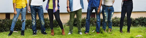 Menschen, die in der Nähe der Mauer stehen — Stockfoto