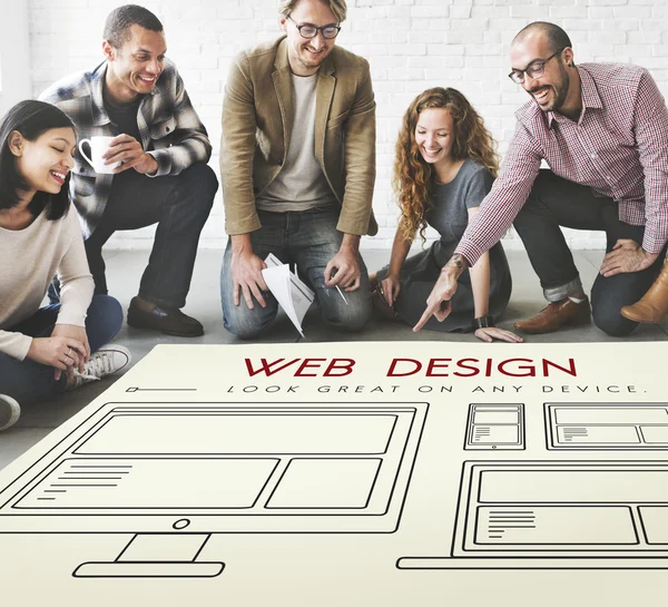 Designers que trabalham com cartaz e web design — Fotografia de Stock