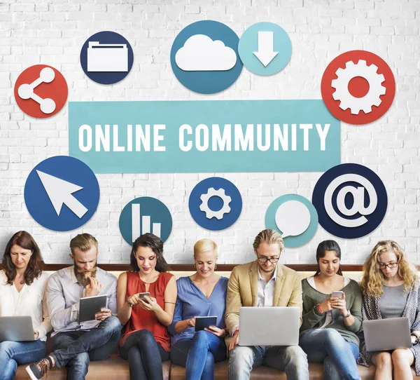 Folk sitter med enheter och Online Community — Stockfoto