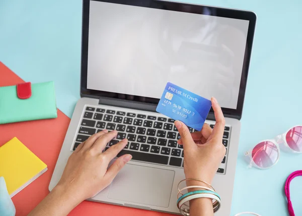 Computer en credit card, zomer Concept — Stockfoto