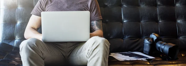 Homem trabalhando com computador — Fotografia de Stock